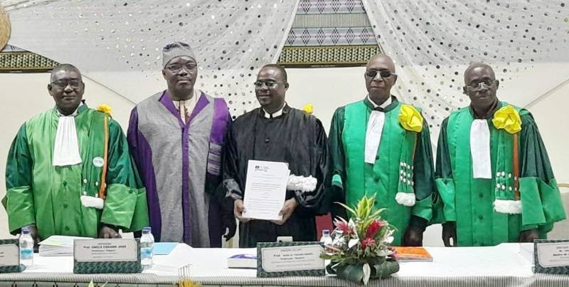 Isaac Dapré Aboloma (en noir) a soutenu avec brio sa thèse de doctorat unique à l'Université Félix Houphouët-Boigny de Cocody.