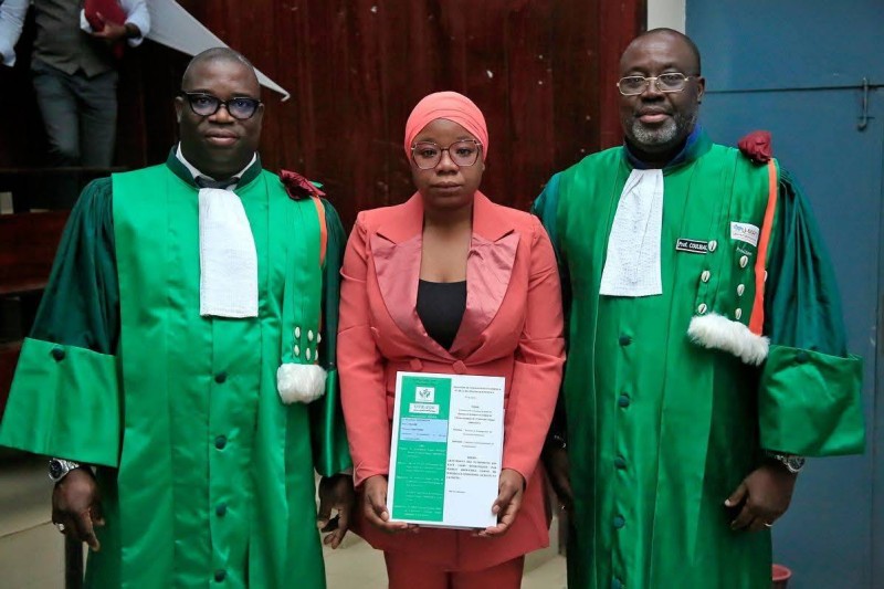 Dr Traoré Fatim Nadège entourée de son directeur de thèse ( à gauche) et du président du jury de la thèse ( à droite)
