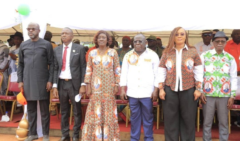 Les cadres et élus du RHDP réunis autour du ministre Cissé Ibrahim Bacongo et de la ministre Mariatou Koné lors de la cérémonie à Gagnoa.
