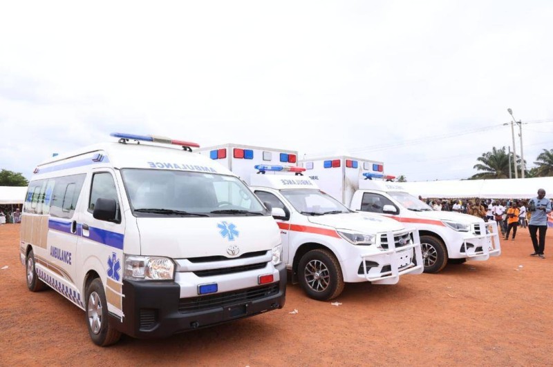 Remise de trois ambulances aux centres de santé ruraux de Gnatroa, Gnagbodougnoa et Dougroupalégnoa pour renforcer l’offre sanitaire dans la région.