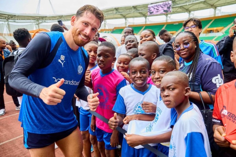 Les joueurs marseillais ont pu partager des moments privilégiés avec les enfants, à la fin de l'entrainement. (Photo. Dr)