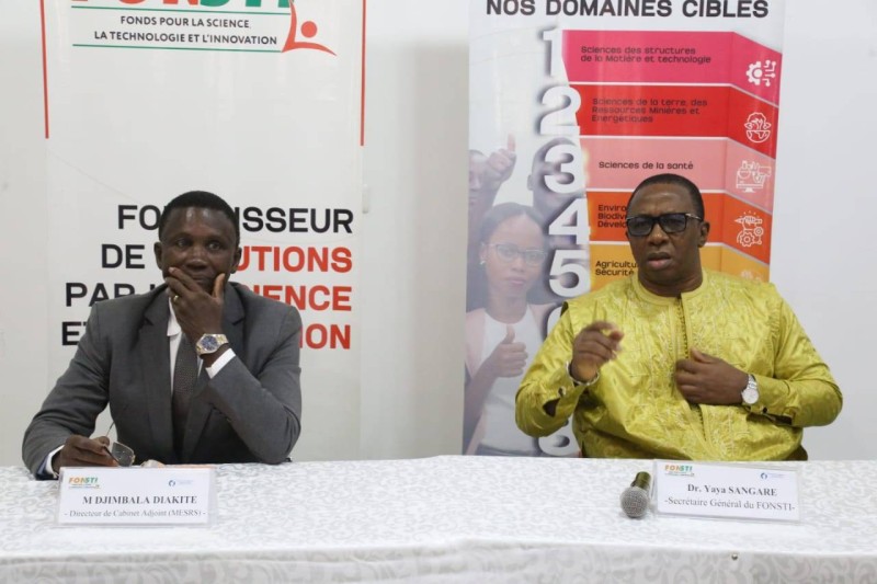 M.Djimbala Diakité, directeur de cabinet du ministre Adama Diawara a félicité le Sg du Fonsti pour les efforts consentis dans l'organisation dudit atelier. (DR)