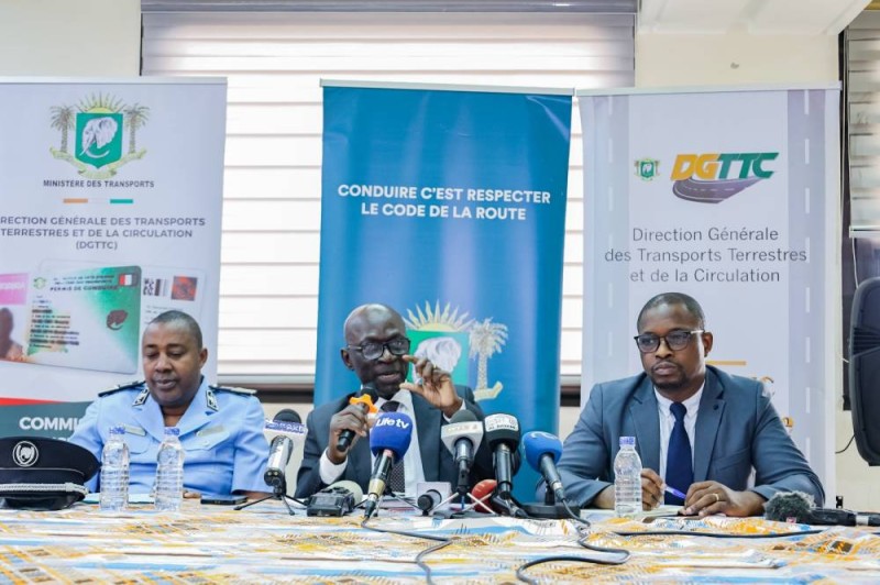 Kouakou Étienne, directeur de l'Oser (au centre), a co-animé la conférence avec Touré Abdoul Kader (directeur Pssr) à gauche et Tiangouan Stéphane (directeur développement technologique). (Ph: Dr)