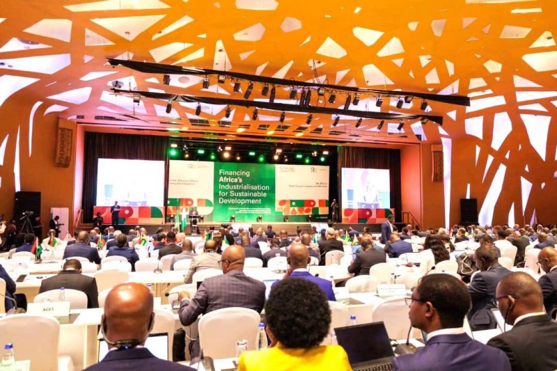 La cérémonie d'ouverture a réuni des membres du gouvernement ivoirien, des ministres africains, des représentants de banques de développement et des partenaires internationaux.