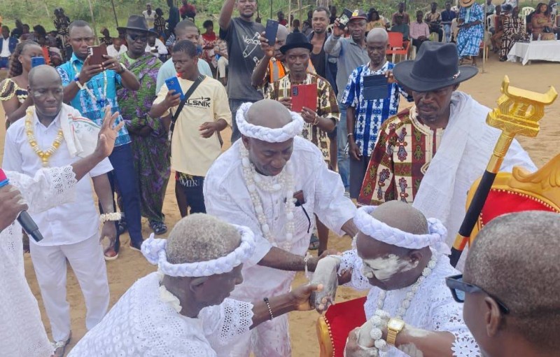 Installation du chef de terre par le président du conseil supérieur des Nanans d'Agboville