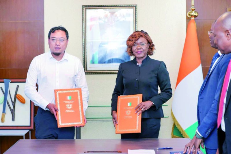 ... Et signature du contrat de construction de la Chancellerie de l’ambassade de Côte d’Ivoire en Ethiopie. (Ph: Dr)