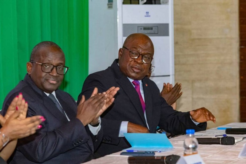 Des personnalités étatiques de premier plan dont le ministre-directeur de cabinet du Président de la République, Fidèle Sarassoro (au premier plan), ont rehaussé de leur présence l'éclat de la dédicace. (Ph: Dr)
